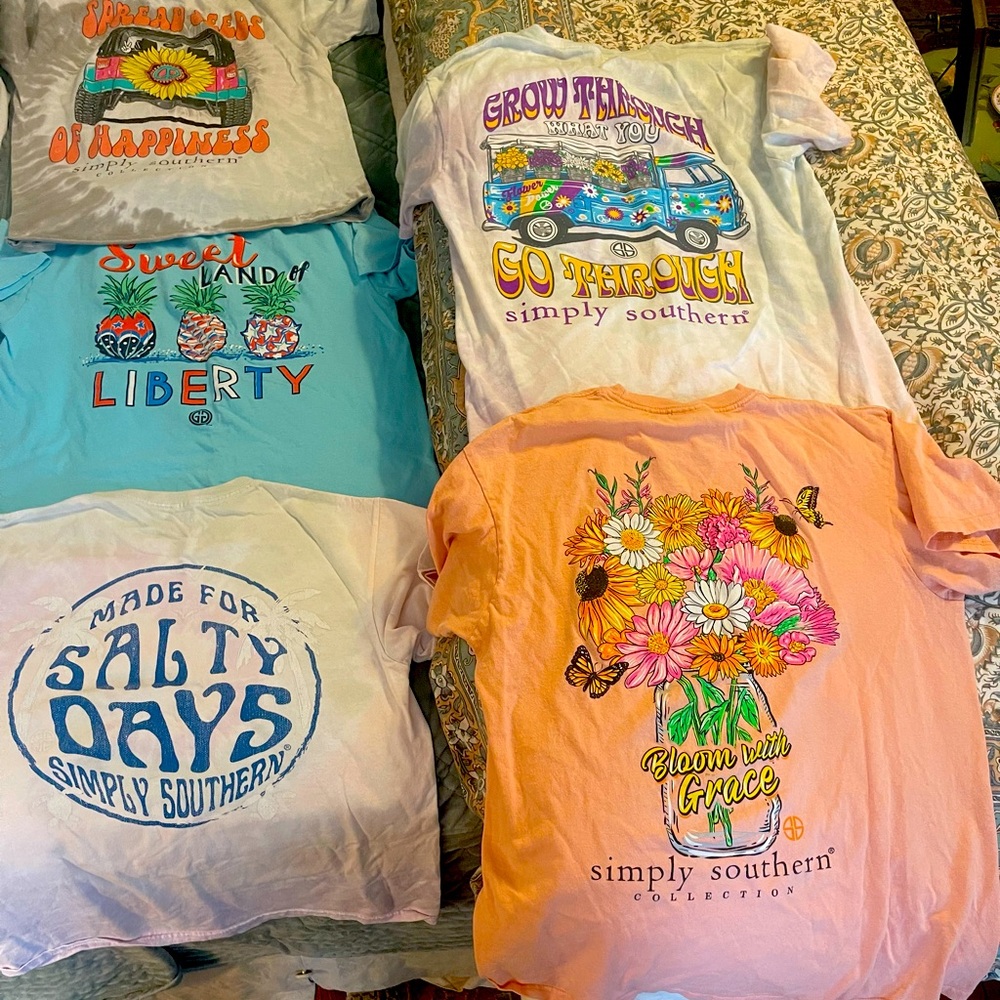 Simply Southern tees SIZE M